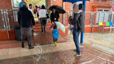 Entrada al colegio de Les Vessanes de Dénia un día lluvioso (archivo)