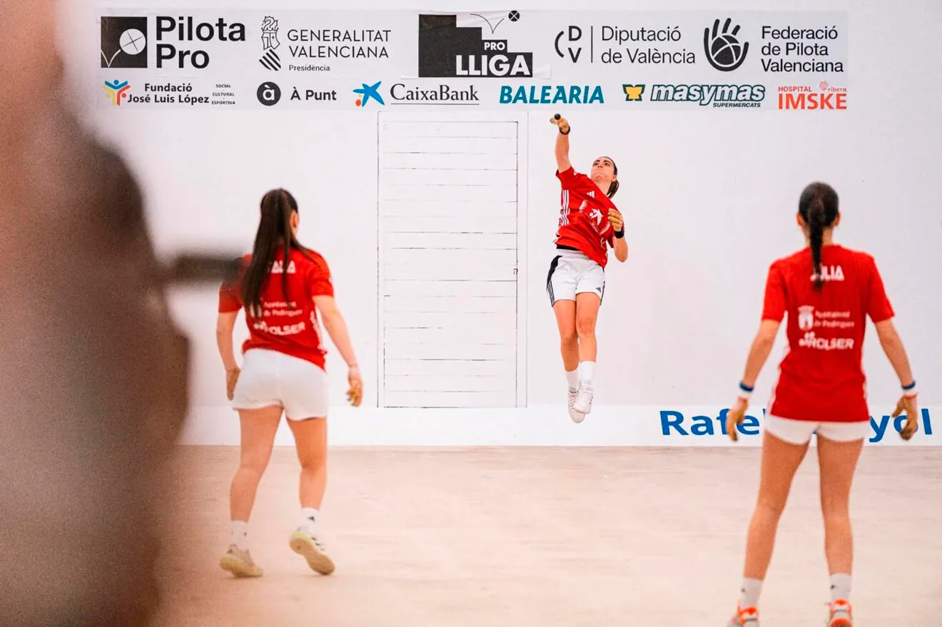 Equipo Pedreguer-Rolser de raspall femenino durante el partido - Federació de Pilota de la Comunitat Valenciana