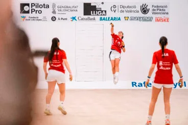 Equipo Pedreguer-Rolser de raspall femenino durante el partido – Federació de Pilota de la Comunitat Valenciana