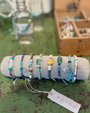 Exposición de bisutería y accesorios con diseño original
