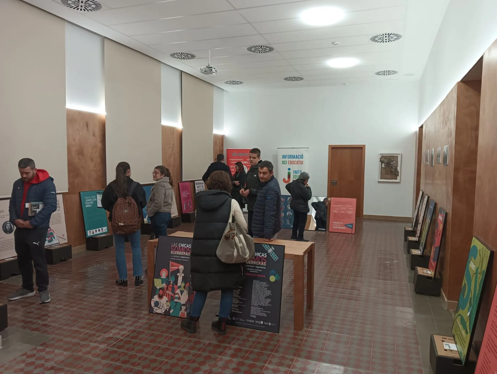exposicion las chicas son guerreras y tambien ingenieras cientificas tecnologas matematicas