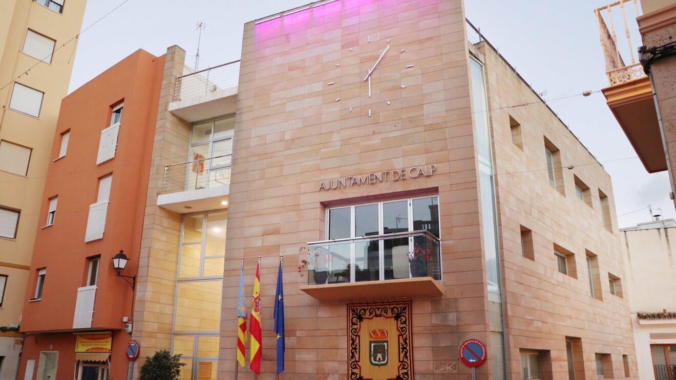 Fachada del Ayuntamiento de Calp iluminada (archivo)