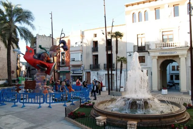 Bild: Großes Falla-Denkmal auf der Plaça i Natzaré im Jahr 2023