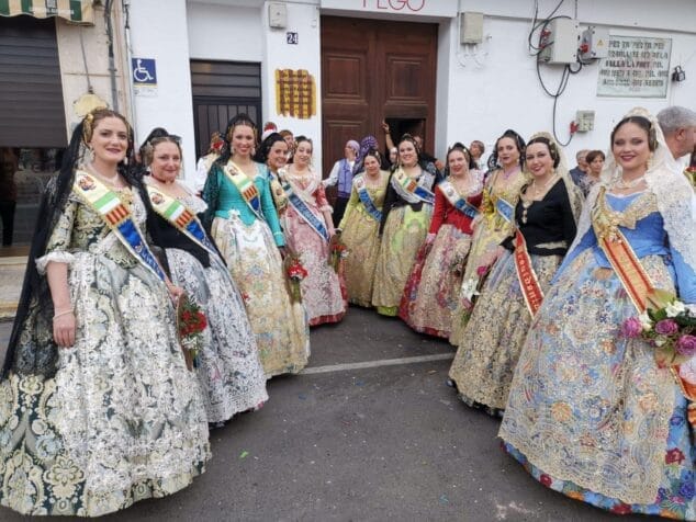 Imagen: Falleras de la Font en la ofrenda en 2024. Raül Alentado