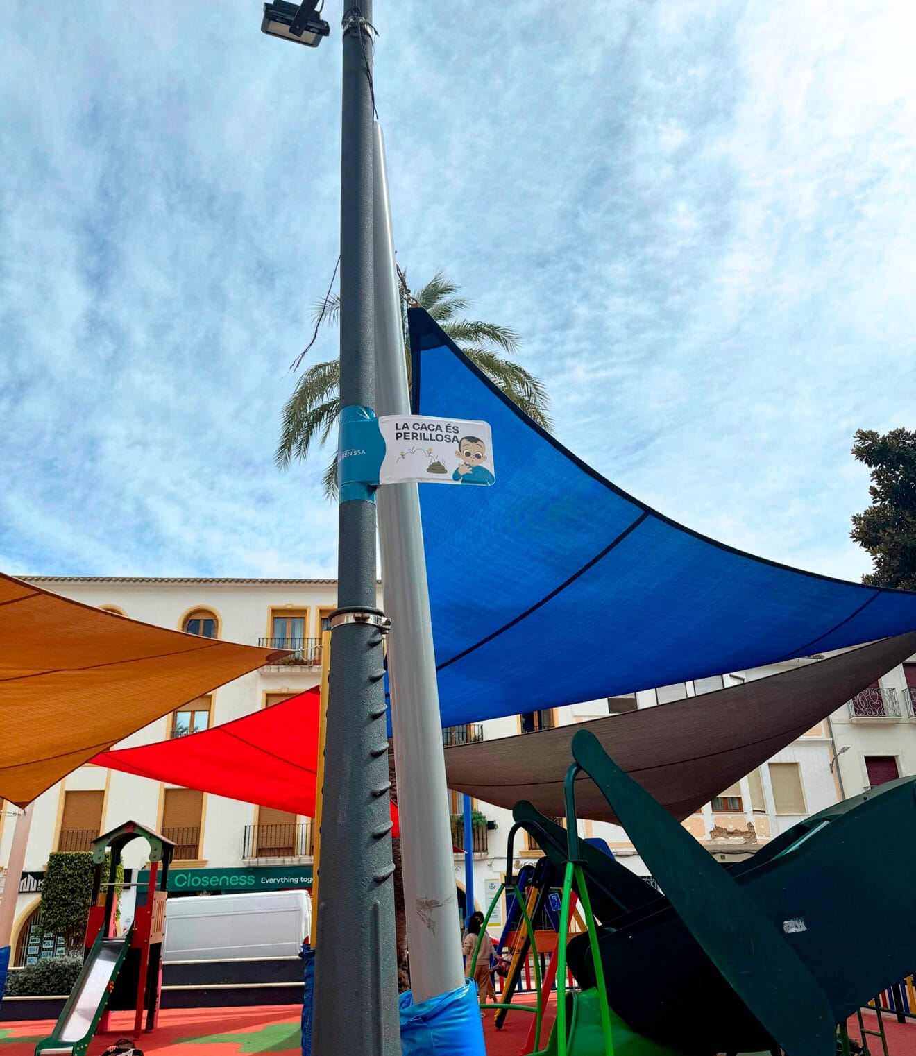 Farola con el mensaje 'La caca és perillosa' en Benissa