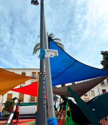 Farola con el mensaje ‘La caca és perillosa’ en Benissa