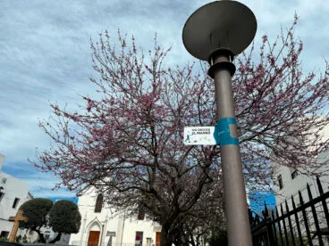 farola con el mensaje no deixes el marro en benissa