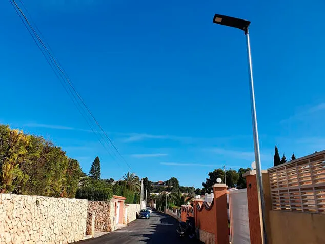 Imagen: Farola solar en una urbanización de Calp