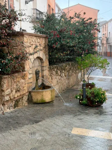 Fuente de la Vall d’Alcalà tras las lluvias de marzo de 2025