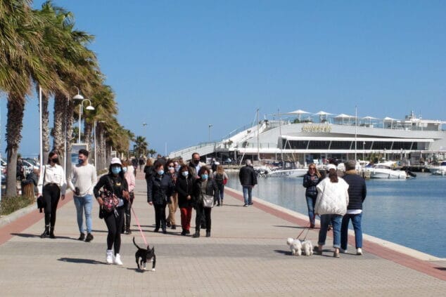 Imagen: Gente paseando por el puerto de Dénia con mascarilla