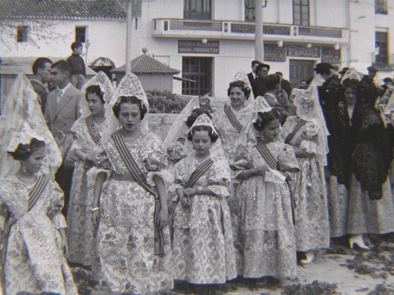 Infantes en la procesión de las fallas de Pego en la década de los 50. Arxiu Municipal Pego