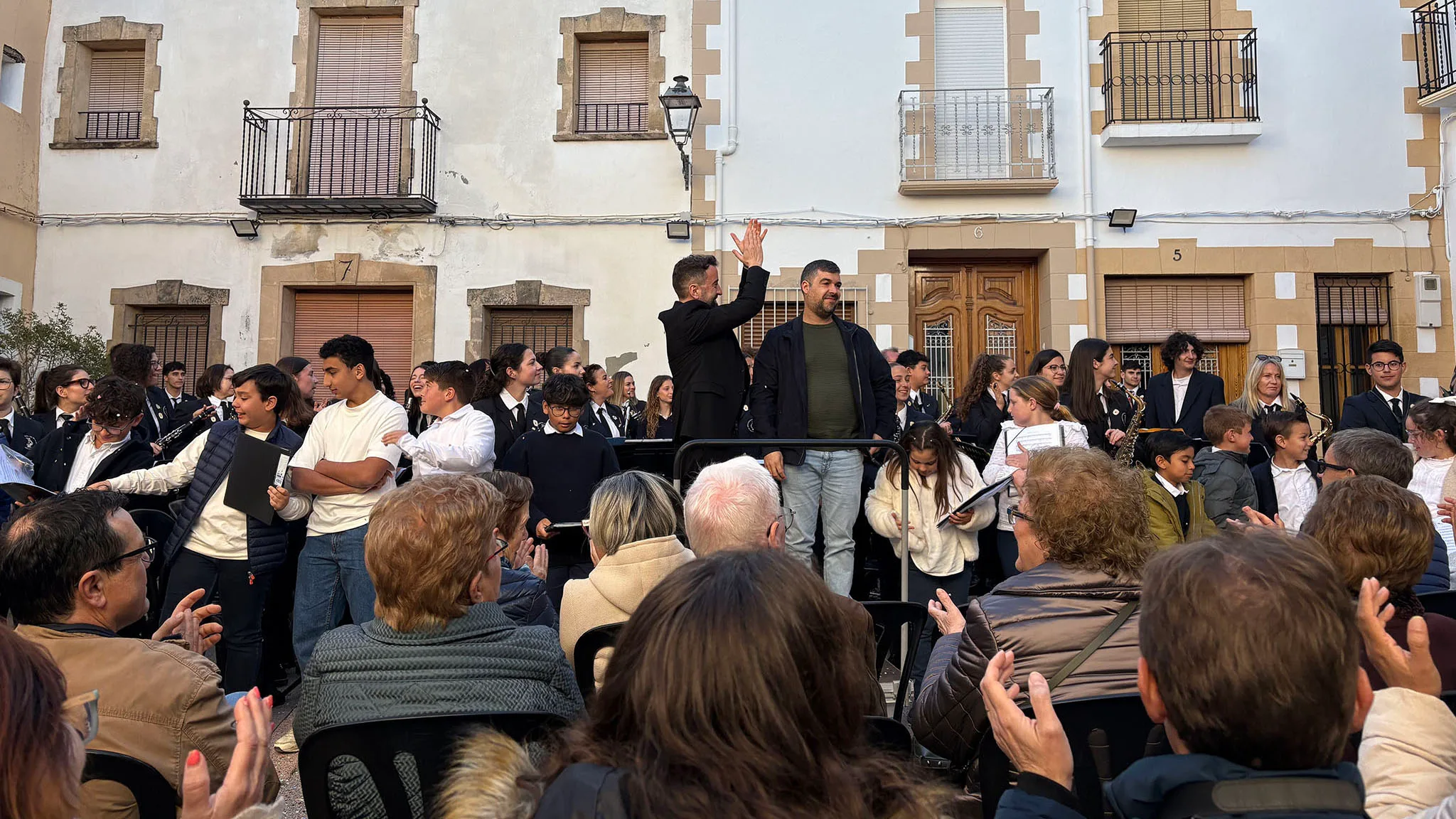la banda de benitatxell y el coro de la escuela municipal de musica en la primavera musical 2025