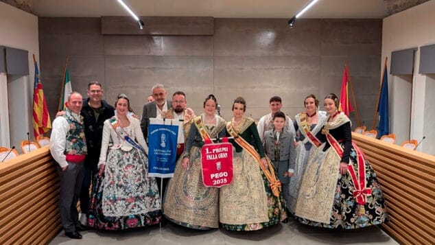 Imagen: La Falla La Font de Pego con el primer premio al monumento grande