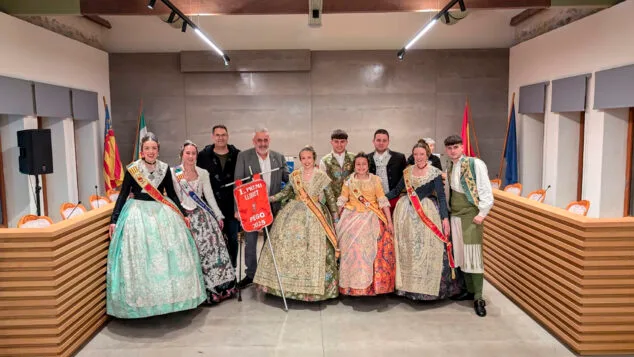 Imagen: La Falla Plaça i Natzaré de Pego con el primer premio al mejor llibret de falla