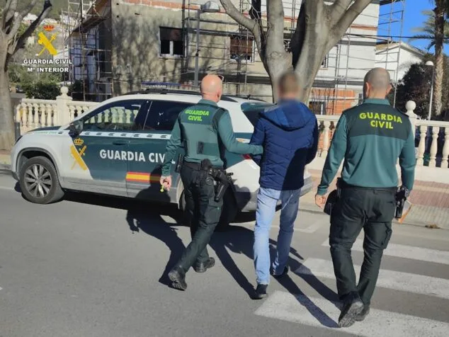 Detenido un hombre por cinco robos con fuerza en viviendas y una cafetería en Calp y Llíber 1 Imagen: La Guardia Civil detiene a un individuo por una serie de robos con fuerza en viviendas y establecimientos