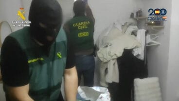 La Guardia Civil durante el registro