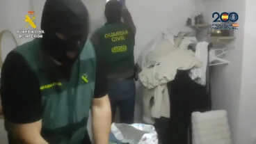 La Guardia Civil durante el registro
