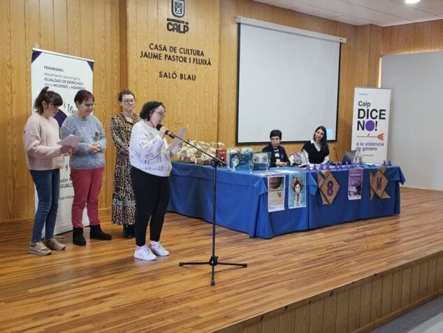 Imagen: Lectura colectiva de «Voces para la igualdad» del 8M