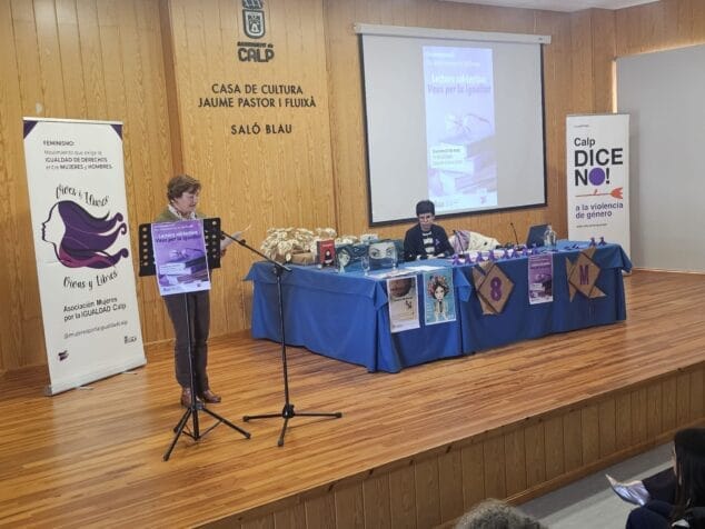 Imagen: Lectura del manifiesto del 8M por Itziar Doval, edil de Igualdad