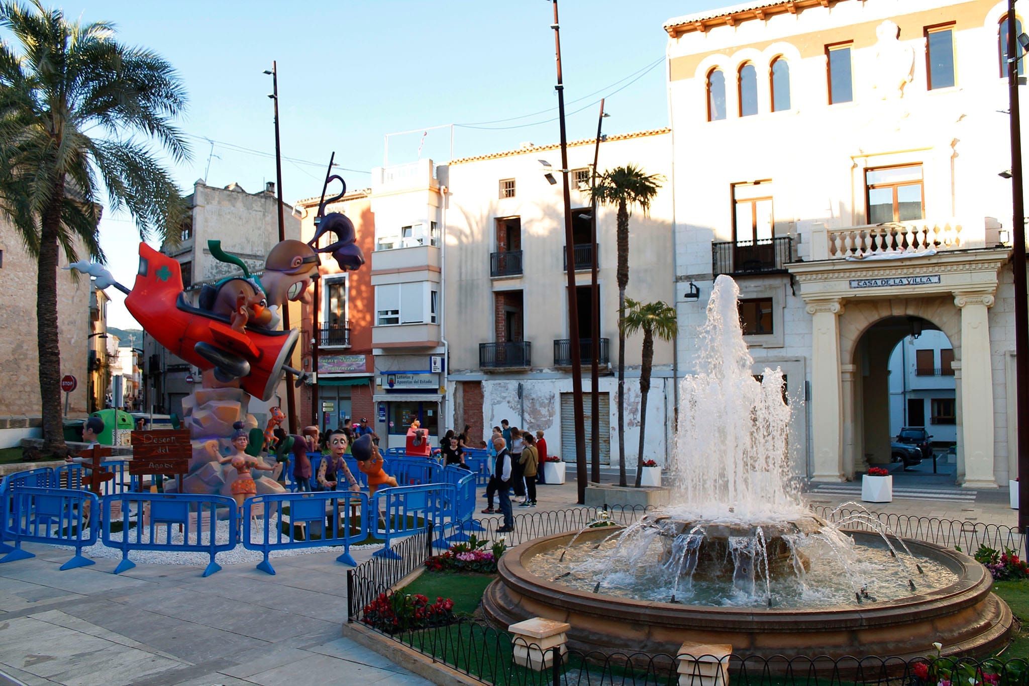 monumento de la falla placa i natzare de pego en 2023 emplazado en la plaza del ayuntamiento
