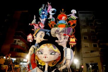 Monumento grande de la Falla París-Pedrera de Dénia en 2025