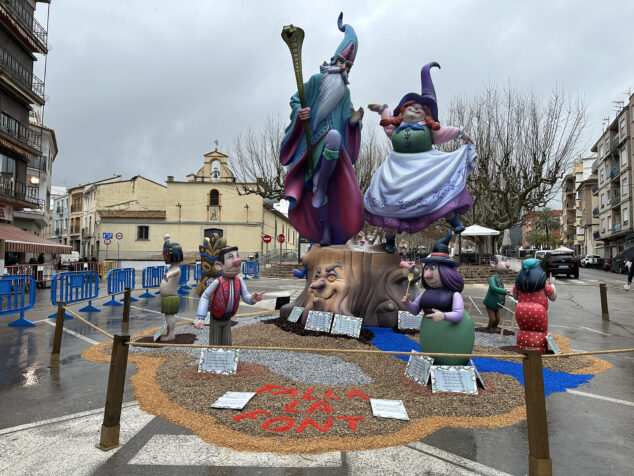 großes Denkmal an der Falla La Font de Pego im Jahr 2025