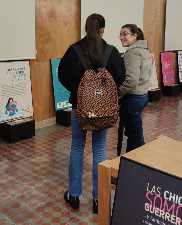 Imagen: Mujeres en la exposición acogida por la Biblioteca de Pego