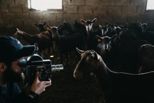 Imagen: Pablo García trabajando con una cámara de 16mm