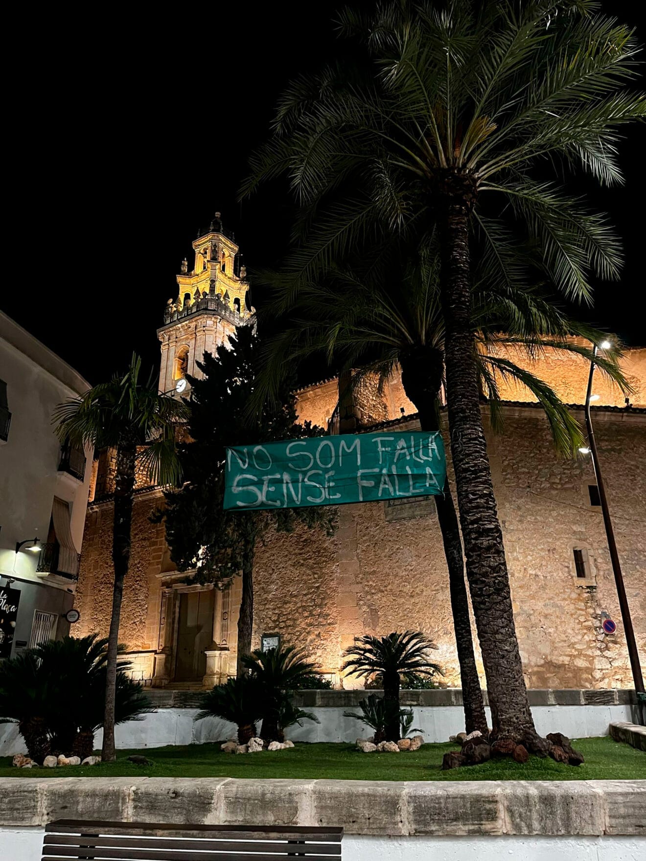 Pancarta de la Falla Plaça i Natzarè de Pego en la plaza del Ayuntamiento