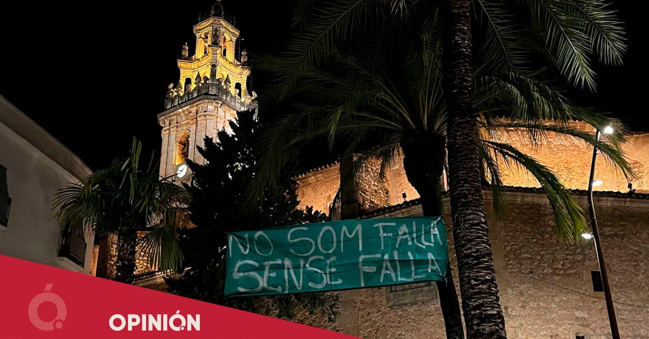 Pancarta de la Falla Plaça i Natzarè de Pego en la plaza del Ayuntamiento (opinión)