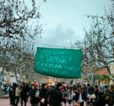 Pancarta de la Falla Plaça i Natzarè de Pego ‘Volem plantar i cremar davant el nostre casal’