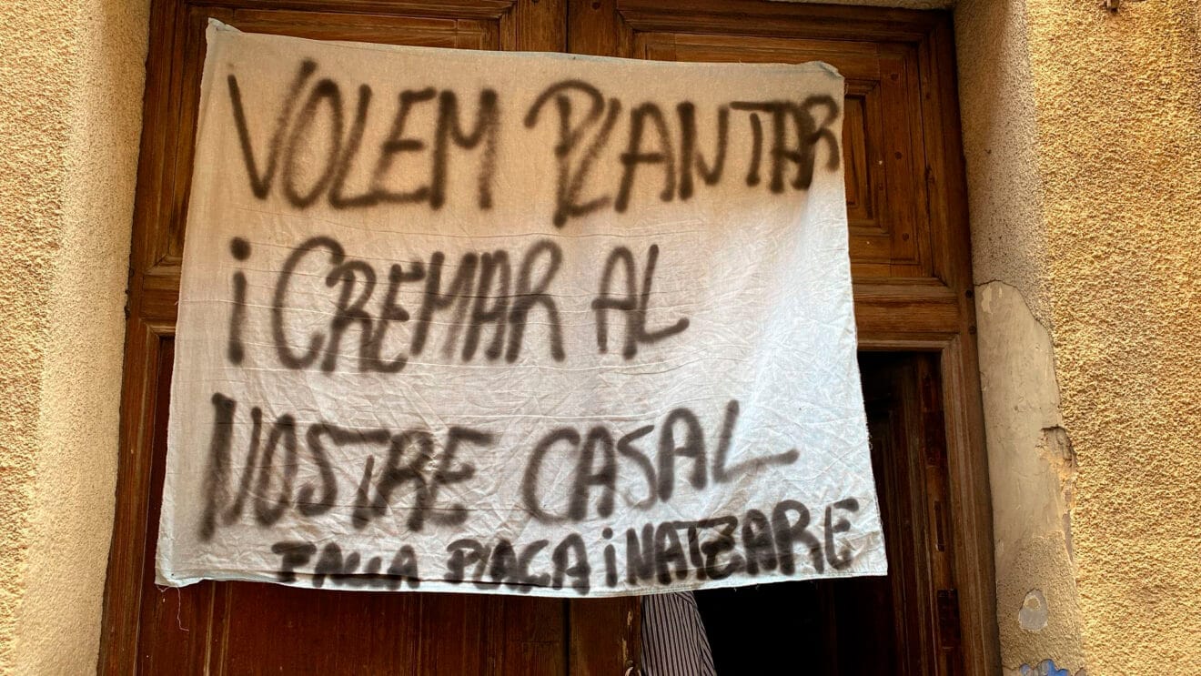Pancarta en el casal de la Falla Plaça i Natzarè de Pego