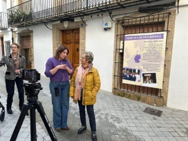 Pepa Bertomeu, concejala de Igualdad de Benissa, junto a Teresa Crespo Ripoll