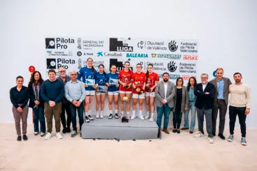 Representantes y autoridades junto a las jugadoras de la final de la Lliga CaixaBank de raspall femenino – Federació de Pilota de la Comunitat Valenciana