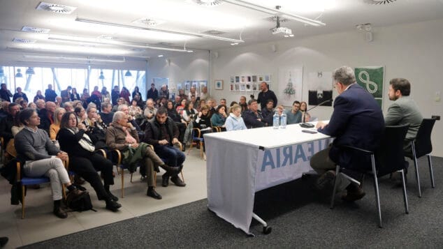 Imagen: Reunión del conseller de Medio Ambiente, Infraestructuras y Territorio, Vicente Martínez Mus, con los afectados del deslinde en Dénia en enero de 2025