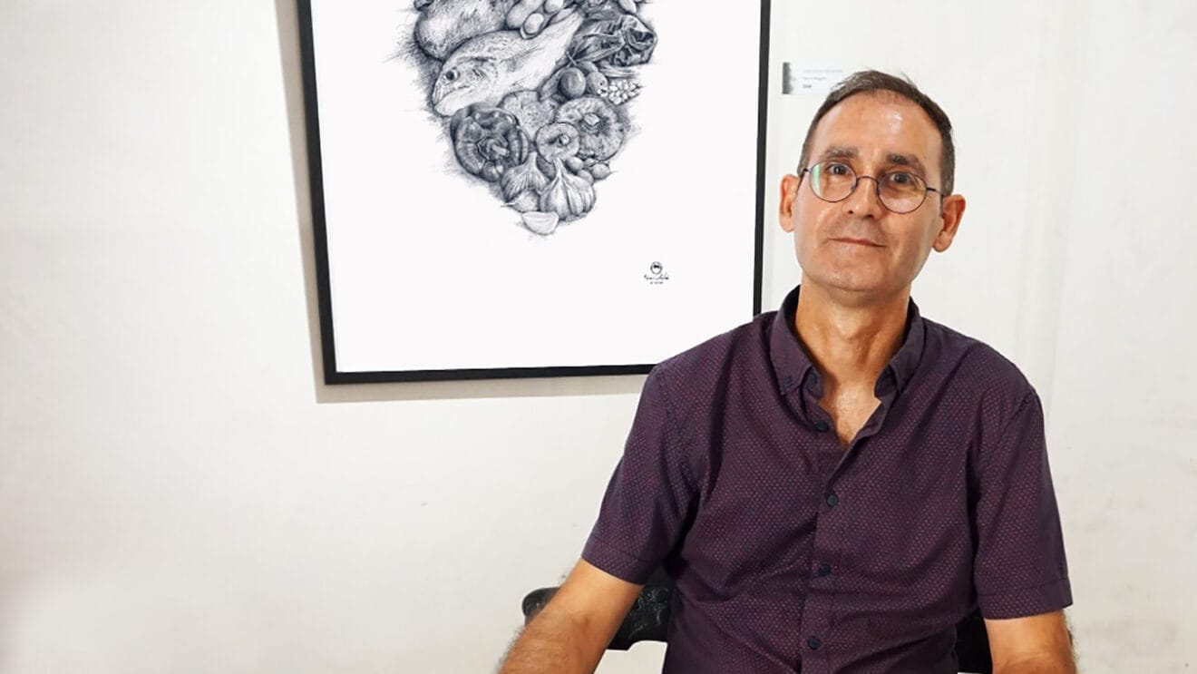 Toni Ortolà (Ondara) con uno de sus dibujos