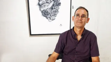 Toni Ortolà (Ondara) con uno de sus dibujos