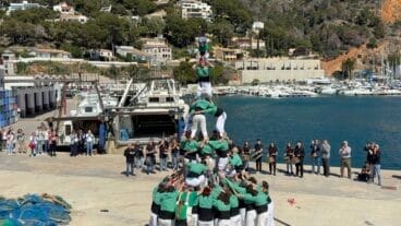 La Muixeranga de la Marina Alta reina en Xàbia con su torre de cuatro alturas 'Portitxol' en homenaje al mar 24 torre portitxol de cinco alturas de la muixeranga de la marina alta en el puerto de xabia