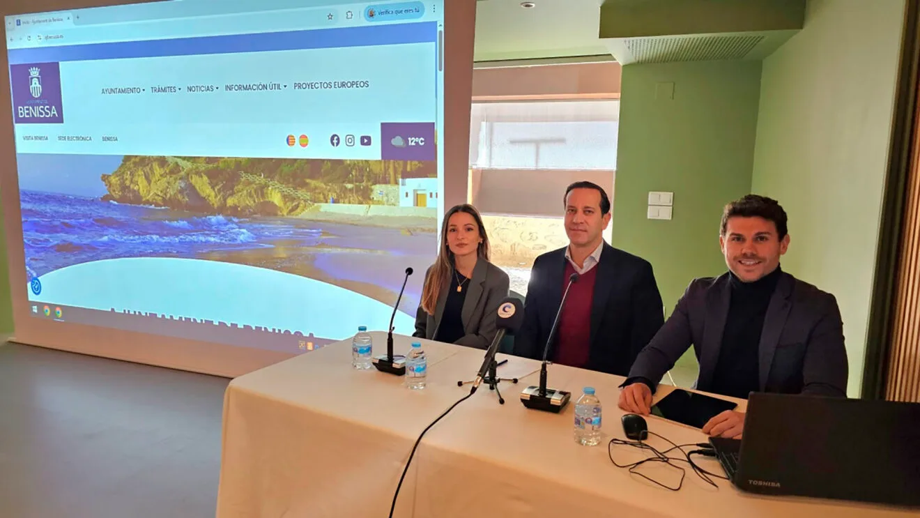 Virginia Pérez, Arturo Poquet y Adrián Cabrera presentan la nueva web del Ayuntamiento de Benissa
