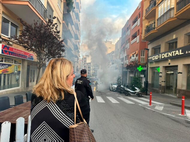 Un coche eléctrico municipal arde frente al Ayuntamiento de Calp 5 ana sala alcaldesa de calp durante el incendio del coche