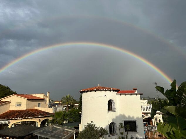 arcoiris doble en els poblets durante la tarde
