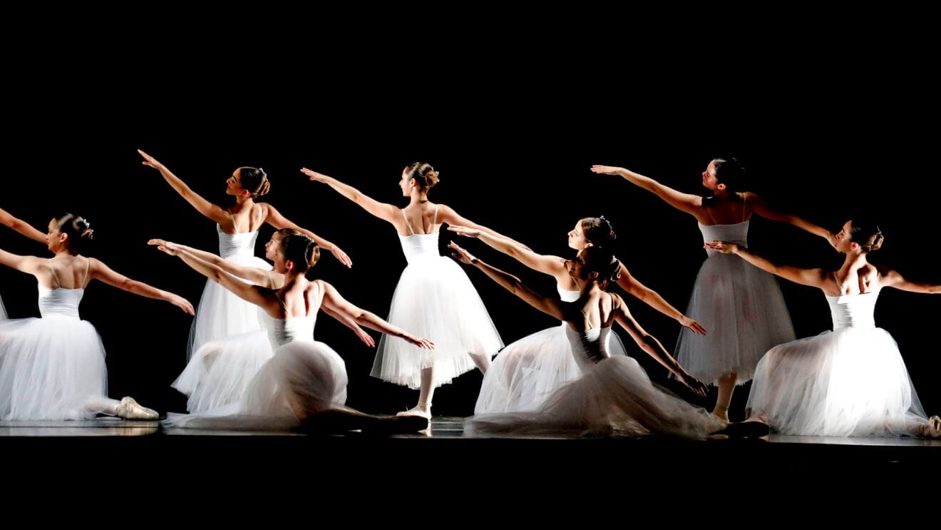 Bailarinas del Jove Ballet de la Marina en su debut en Dénia