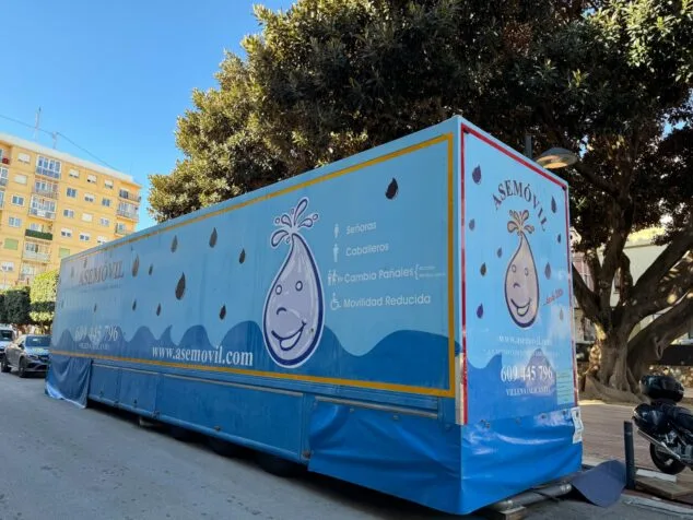 На фото: во время праздников в Бениссе установят передвижной туалет