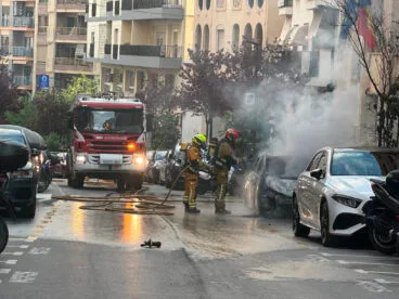Bomberos extinguen el fuego del coche eléctrico en Calp