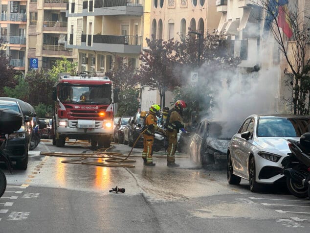 Un coche eléctrico municipal arde frente al Ayuntamiento de Calp 4 bomberos extinguen el fuego del coche electrico en calp