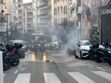 Bomberos refrescan la zona del incendio por el coche eléctrico en Calp
