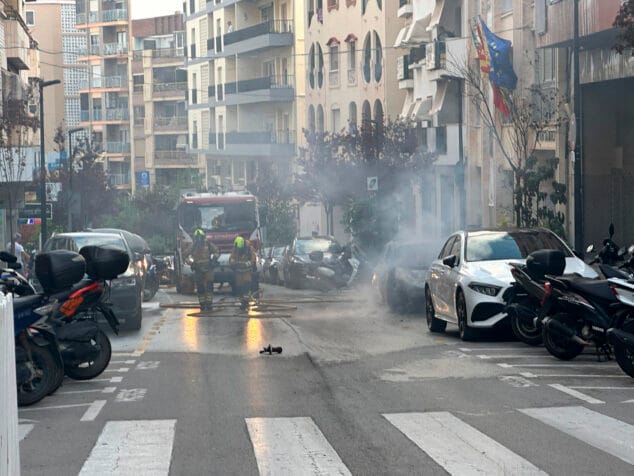 Un coche eléctrico municipal arde frente al Ayuntamiento de Calp 3 bomberos refrescan la zona del incendio por el coche electrico en calp