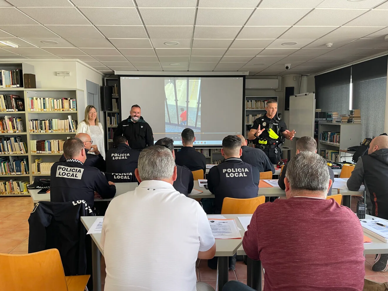 Clase de formación en dispositivos eléctricos de control para la Policía Local de Benitatxell