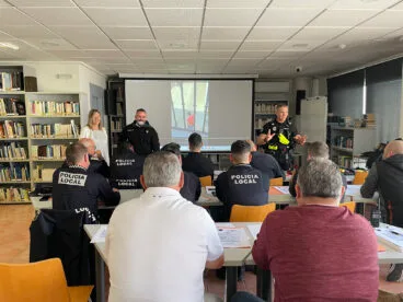 Clase de formación en dispositivos eléctricos de control para la Policía Local de Benitatxell