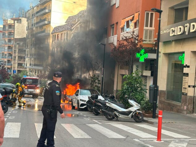 Un coche eléctrico municipal arde frente al Ayuntamiento de Calp 1 Imagen: Coche eléctrico del Ayuntamiento de Calp en llamas